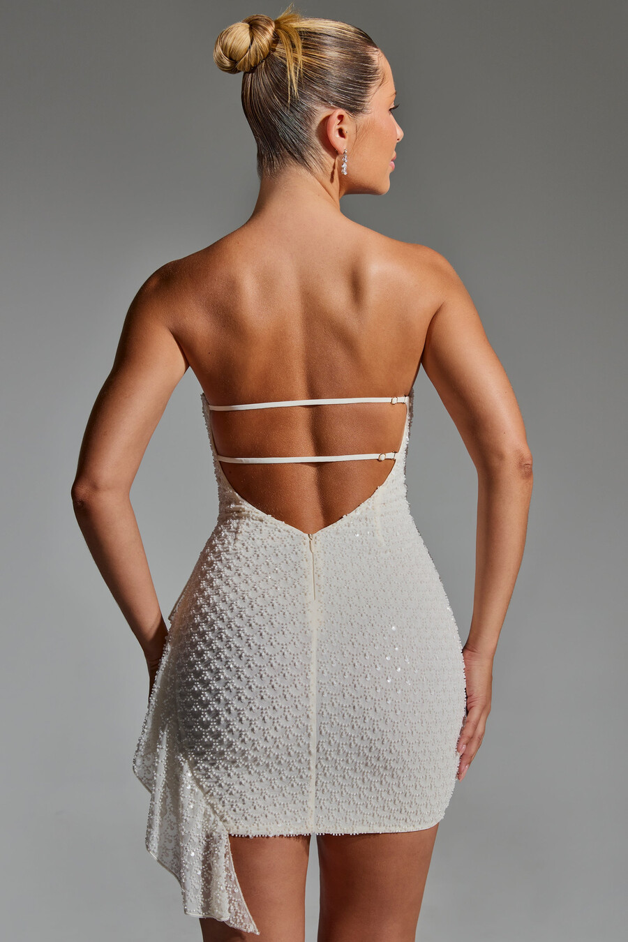 bílé zdobené mini šaty s volánkovým výstřihem a bandeau