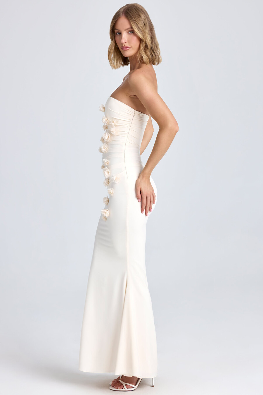 maxi šaty s květovanou aplikací a nařaseným vzorem ve slonovinové barvě