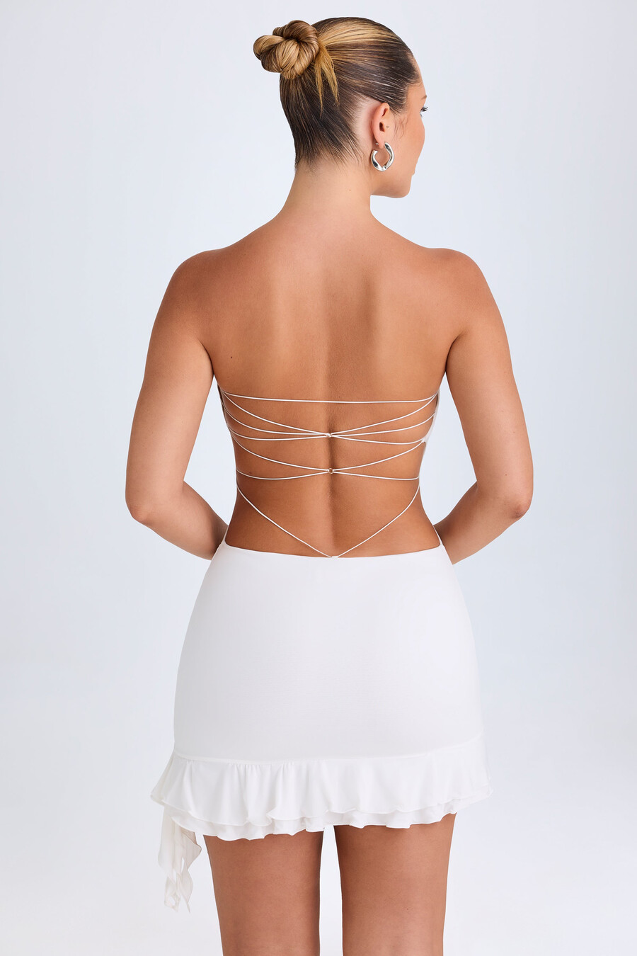 bílé mini šaty bandeau s volánky a výstřihem