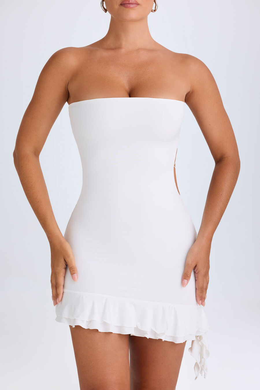 bílé mini šaty bandeau s volánky a výstřihem