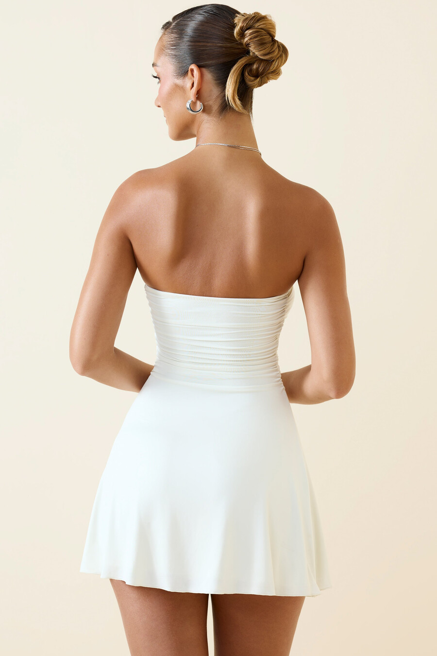 bandeau ruched minišaty a-line ve vanilce